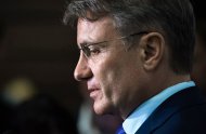 Греф заявил о масштабном банковском кризисе в России